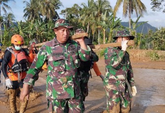 Prajurit TNI saat turut evakuasi Korban Banjir Bandang dan Tanah Longsor
