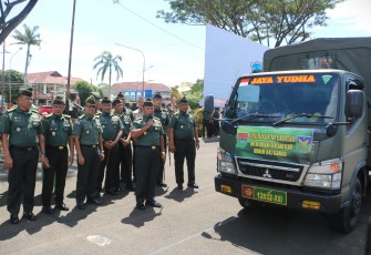 Komandan Korem 041/Gamas Brigjen TNI Jatmiko Aryanto, S.E., M.Han Lepas Pemberangkatan Bantuan Kemanusiaan ke wilayah Kodam XX/Tuanku Imam Bonjol.