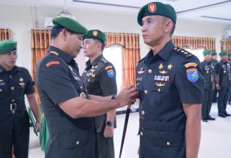 Danrem 121/Abw Brigjen TNI Purnomosidi, S.I.P., M.A.P., M.Han., memimpin Acara Serah Terima Jabatan dan Tradisi Kasiintel Kasrem 121/Abw, bertempat di Aula Kodim 1207/Ptk, Pontianak, Kalimantan Barat, Senin (24/02/2025).