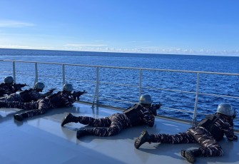 KRI Balongan-908 saat Latihan Menembak di Laut Pasifik