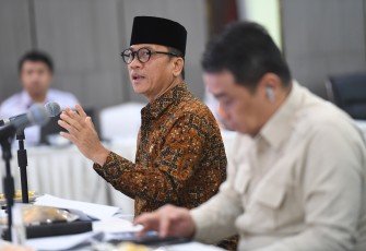 Mendes PDT Yandri Susanto didampingi Wakil Mendes PDT Ahmad Riza Patria memimpin rapat persiapan pelaksanaan Hari Desa, Jakarta, Selasa (18/11/2025). Peringatan Hari Desa Nasional 2026 akan digelar di Boyolali pada Kamis, 15 Januari 2026. Foto: Wening/Kemendes PDT