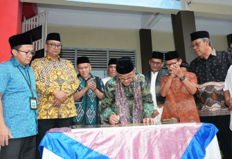 Menteri Pendidikan Dasar dan Menengah (Mendikdasmen), Abdul Mu'ti, melakukan kunjungan kerja bersama anggota Komisi X DPR RI, Ferdiansyah, ke sejumlah sekolah yang berada di pondok pesantren di Kota Tasikmalaya, Jawa Barat