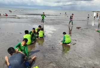Siswa MI Al-Bashirah Manggala Belajar dan Bermain di Pantai Biru Metro Makassar