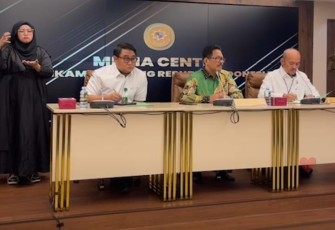 Jubir MA, Prof Yanto dalam jumpa pers di Gedung Media Center MA, Jalan Medan Merdeka Utara, Gambir, Jakpus, yang juga disiarkan di sosmed MA, Senin (14/4/2025).