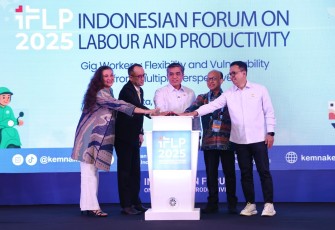 Menaker Yassierli saat membuka acara Indonesian Forum and Labour Productivity (IFLP) bertema 'Gig Workers: Flexibility and Vulneralibity from Multiple Perspective' di Jakarta, Selasa (25/11/2025).