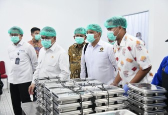 Mendag Budi saat meninjau dapur SPPG MBG di Kampung Seraya Kecamatan Batu Ampar Kota Batam, Provinsi Kepri, Kamis (14/8/25).