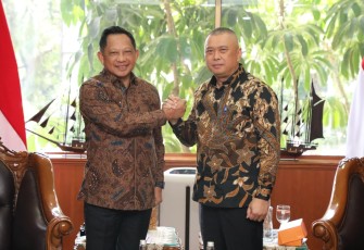 Mendagri Muhammad Tito Karnavian bersama Menhub Dudy Purwagandhi saat pertemuan di Kantor Pusat Kementerian Dalam Negeri (Kemendagri), Jakarta, Jumat (21/11/2025).