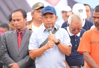 Mendagri Muhammad Tito Karnavian pada acara groundbreaking (peletakan batu pertama) Pembangunan 103 Rumah untuk Rakyat Korban Bencana di Kabupaten Tapanuli Utara, Sumatera Utara (Sumut), Minggu (21/12/2025).