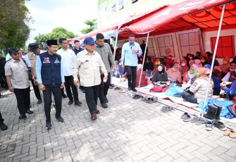 Mendagri Tito saat Dampingi Presiden Prabowo Tinjau Banjir di Tanjung Pura, Kabupaten Langkat, Sumatera Utara, Sabtu (13/12/2025).
