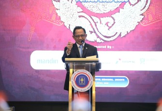 Mendagri saat menjadi narasumber dalam acara Pelantikan Pengurus dan Halalbihalal Ikatan Keluarga Alumni (IKA) Universitas Islam Indonesia (UII) 2025 Dewan Pimpinan Pusat (DPP) IKA UII, di Hotel Bidakara, Jakarta, Jumat (2542025).