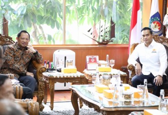 Mendagri Muhammad Tito Karnavian saat terima kunjungan Ketum Kadin Indonesia Anindya Novyan Bakrie di Kantor Pusat Kemendagri, Jakarta, Kamis (21/8/2025). 