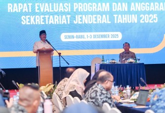 Mendes PDT Yandri Susanto saat membuka Rapat Evaluasi Program dsn Anggaran Sekretariat Jenderal (Setjen) Tahun 2025 di Jakarta, Senin (1/12/2025).