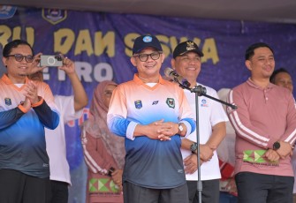 Mendikdasmen, Abdul Mu'ti saat pembukaan Festival Guru dan Siswa Kota Metro 2025 dengan melaksanakan Senam Anak Indonesia Hebat (SAIH) bersama 7.000 guru dan murid di Stadion Tejosari, Lampung, Sabtu (26/4).