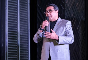 Menteri Ekonomi Kreatif, Teuku Riefky Harsya, memberi sambutan pada acara grand launching Hugency Academy di Park Hyatt, Jakarta, Rabu (19/11/2025).