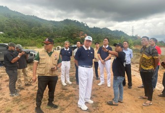 Meninjau lahan 3 hektar untuk pembangunan Huntap di Jl. Sudirman Parombunan, Sibolga Selatan, bersama Tim BNPB, Walikota, dan Pimpinan Budha Tzu Chi,  untuk relokasi warga terdampak, Minggu (14/12). Sumber BNPB.