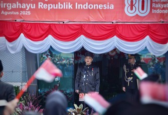 Menkop Budi Arie saat jadi Pembina Upacara HUT Ke-80 Kemerdekaan RI di Lapangan Upacara Kemenkop