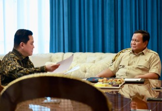 Menpora RI Erick Thohir saat terima arahan dari Presiden Prabowo Subianto terkait prioritas kesejahteraan para atlet dalam rapat di Istana Merdeka, Jakarta, Selasa (25/11).