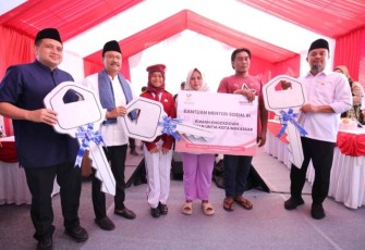 Mensos Saifullah Yusuf (Gus Ipul) saat menghadiri acara penyerahan rumah untuk Naila S, siswa Sekolah Rakyat Menengah Pertama 23 di Kelurahan Untia, Kecamatan Biringkanaya, Makassar, Jumat (5/9/2025). 