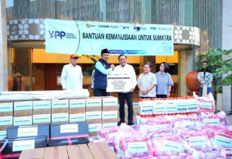 Mensos Saifullah Yusuf Gus Ipul saat kegiatan serah terima bantuan logistik di Gedung Aneka Bhakti Kemensos, Jakarta Pusat, Sabtu (13/12/2025).