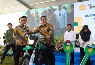 Mentan Arman saat Bagikan Motor Penyuluhan Pertanian Berprestasi di Lapangan Kantor Pusat Kementerian Pertanian (Kementan), Sabtu (26/4/20205).
