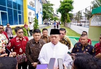 Menteri ATR/Ka.BPN RI, Nusron Wahid saat diwawancarai awak media, Jumat (11/04/2025).