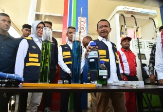 Menteri Energi dan Sumber Daya Mineral (ESDM), Bahlil Lahadalia saat meninjau fasilitas Integrated Terminal (IT) Maluku milik PT Pertamina (Persero) di Kota Ambon, Sabtu (5/4).