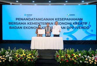 Menteri Ekraf Teuku Riefky Harsya saat penandatanganan MoU dengan Ketua Umum DPP IVENDO, Irvan Mahidin Soekamto, di Auditorium Kantor Kementerian Ekraf, Jakarta, Kamis, 14 Agustus 2025.