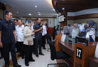Menteri Rini saat meninjau MPP Kab. Badung, Senin (4/8/2025).