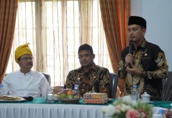 Menteri Sosial Republik Indonesia, Saifullah Yusuf (kiri) saat kunjungan kerja ke Kota Tebing Tinggi pada Jumat (11/4/2025).