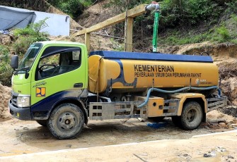 Tangki air bersih berkeliling untuk mendistribusikan air kepada warga melalui hidran umum yang tersebar di beberapa titik di Tapanuli Tengah.