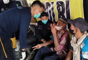 Nakes Polri saat Berikan Layanan Kesehatan Gratis bagi Korban Banjir di Aceh Tamiang