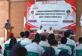 Ketua PMI Karanganyar, Dwi Cahyono, memberikan sambutan pembukaan kegiatan Latgab Peningkatan Kompetensi SDM PMI se-Korwil 2 Jawa Tengah 2025, di Rumah Revolusi Mental WCS, Desa Pendem, Kecamatan Mojogedang, Kabupaten Karanganyar.