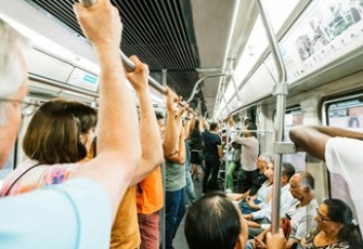 Gambar Ilustrasi keadaan gerbong kereta sedang ramai. Foto: pexels/Ethan Sees
