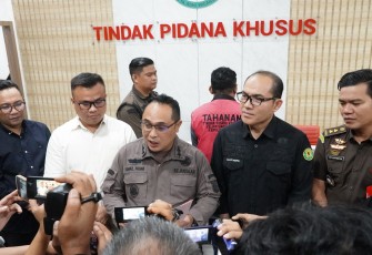 Konferensi Pers Bersama Asisten Tindak Pidana Khusus Kejati Kepri Ismail Fahmi, SH. MH didampingi Koordinator Bidang Pidsus Roi Carlis, SH. MH, Kasi Penerangan Hukum, Kasi Penyidikan dan Kasi UHLBEE Bidang Pidsus di Lobi Gedung Pidsus Kejati Kepri dan diikuti para awak Media.