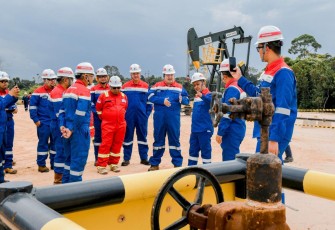Menteri Bahlil saat melakukan peninjauan ke wilayah kerja PT Pertamina Hulu Rokan (PHR) di Duri, Bengkalis, Riau, Rabu (5/2/2025).