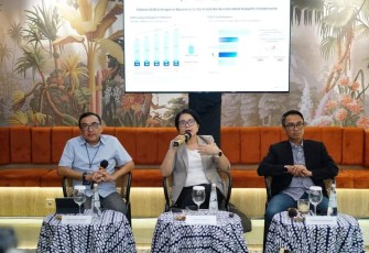 Direktur Enterprise & Business Service Telkom Veranita Yosephine bersama Direktur IT Digital Telkom Faizal R. Djoemadi, dipandu oleh Andri Herawan Sasoko, Vice President Corporate Communication Telkom menyampaikan pada Media Update bersama para awak media di Jakarta, Kamis (14/8), bahwa sebagai digital transformation enabler, Telkom menghadirkan integrated digital ecosystem, antara lain melalui layanan Connectivity+, Internet of Things (IoT), Cybersecurity, dan Artificial Intelligence (AI).