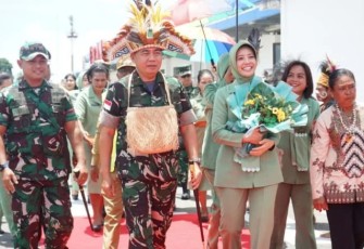 Pangdam XVIICenderawasih saat tiba di Bandara Frans Kaisiepo Biak, Selasa (1832025).