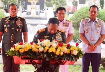 Panglima TNI saat penandatanganan prasasti peresmian Gedung Grha Wiyata Yuddha Seskoad