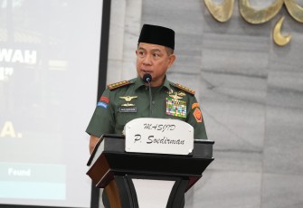Panglima TNI Jenderal TNI Agus Subiyanto di Masjid Jenderal Soedirman, Mabes TNI, Cilangkap, Jakarta Timur, Senin (30/6/2025).