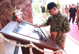 Panglima TNI Jenderal TNI Agus Subiyanto saat Resmikan Hunian Modern Bagi Prajurit di Komplek Perumahan Perwira Tinggi Mabes TNI, Jatikarya, Bekasi, Jumat (5/12/2025).