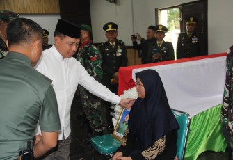 Panglima TNI hadir sebagai bentuk penghormatan sekaligus ungkapan empati dan kepedulian atas gugurnya para prajurit dalam tugas negara.