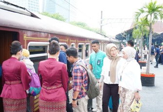 Para Penumpang Memasuki Kereta Wisata 