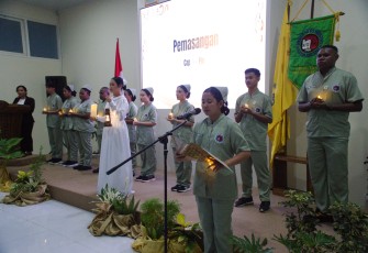 Para mahasiswa saat mengucapkan janji kepaniteraan dalam acara Capping & Pinning Ceremony serta Pengucapan Janji Kepaniteraan.