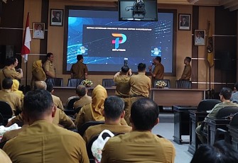 Peluncuran aplikasi Si Petruk dalam Rapat Dinas Lengkap bersama jajaran Pemkab Karanganyar, di Ruang Podang I Kantor Sekretariat Daerah setempat, Senin (2432025).