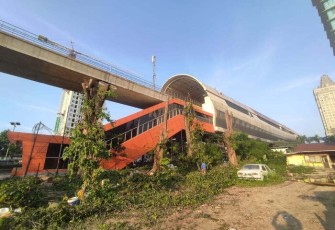 Pemangkasan Pepohonan Secara Berkala di Sepanjang Jalur LRT Jabodebek