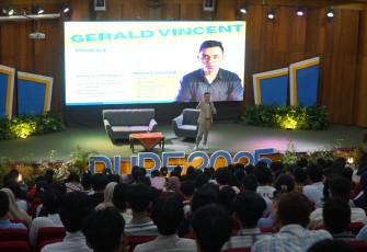 Pemaparan materi oleh Gerald Vincent dalam acara “PURE Seminar dan Competition 2025”, Auditorium Ds. S. Djojodihardjo FTI UKSW, Jumat (19-09-2025). 