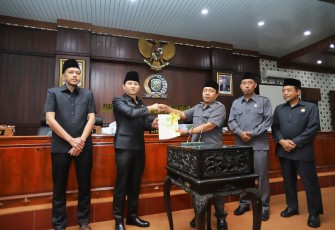 Bupati Trenggalek, Mochamad Nur Arifin, saat serah terima perubahan SOTK, RPJMD dan Laporan Pertanggung Jawaban APBD tahun 2024, di Gedung Graha Paripurna, Selasa (8/7/2025).