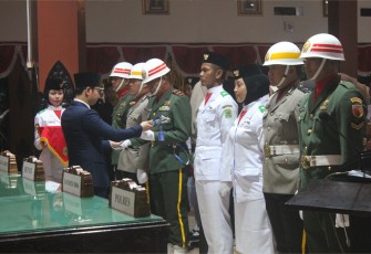 Pengukuhan Pasukan Pengibar Bendera Pusaka (Paskibraka), Kamis malam (14/8/2025) di Pendapa Manggala Praja Nugraha. 