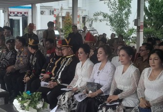 Walikota Bitung (Tengah) menggunakan baju adat warna hitam saat menghadiri pagelaran seni budaya Minahasa