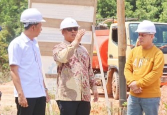 Wakil Gubernur Kepulauan Riau, Nyanyang Haris Pratamura, meninjau langsung kondisi jalan tersebut pada Minggu (7/9).